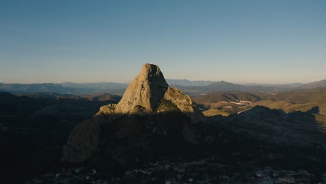 vista aérea panorámica de peña de bernal, cinemática 4k