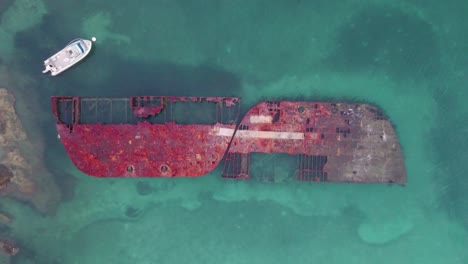 bermuda toma de un dron en ascenso de un naufragio oxidado en las aguas turquesas poco profundas de la bahía de stowell
