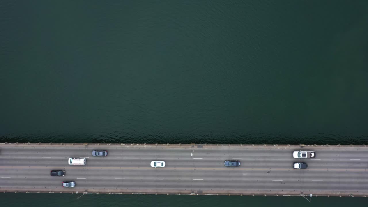 조용한 물의 높은 각도 시각
