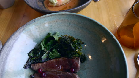 buen plato de cocina en un restaurante