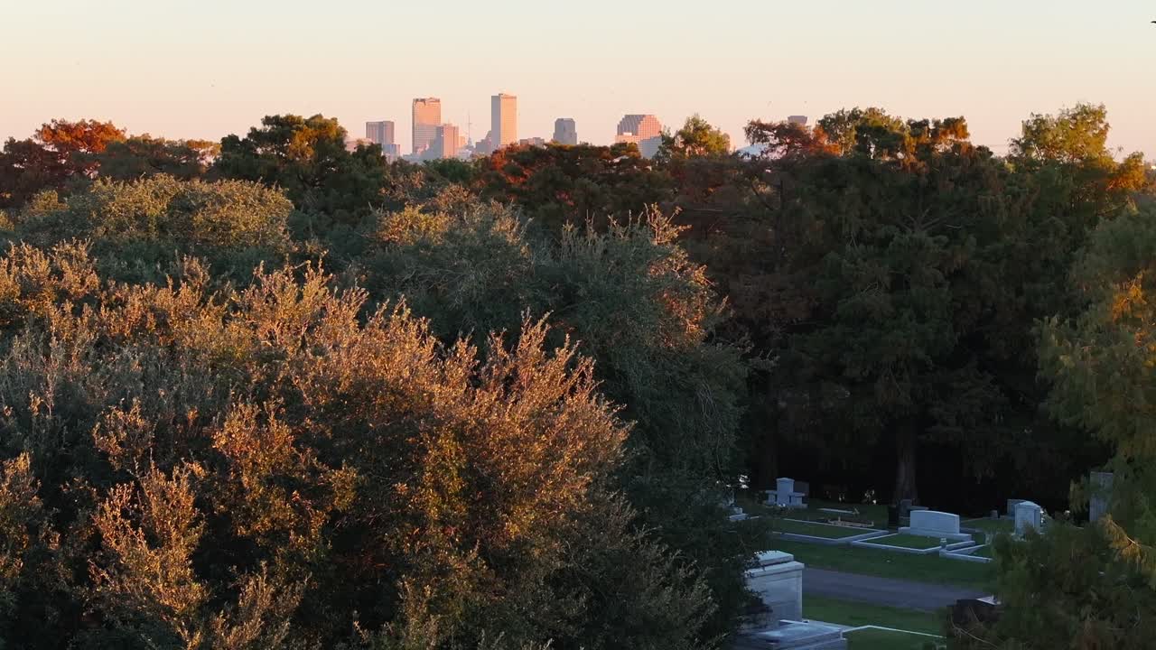 무인기가 묘지 근처에 있는 뉴올리언스의 모습을 드러냈다.
