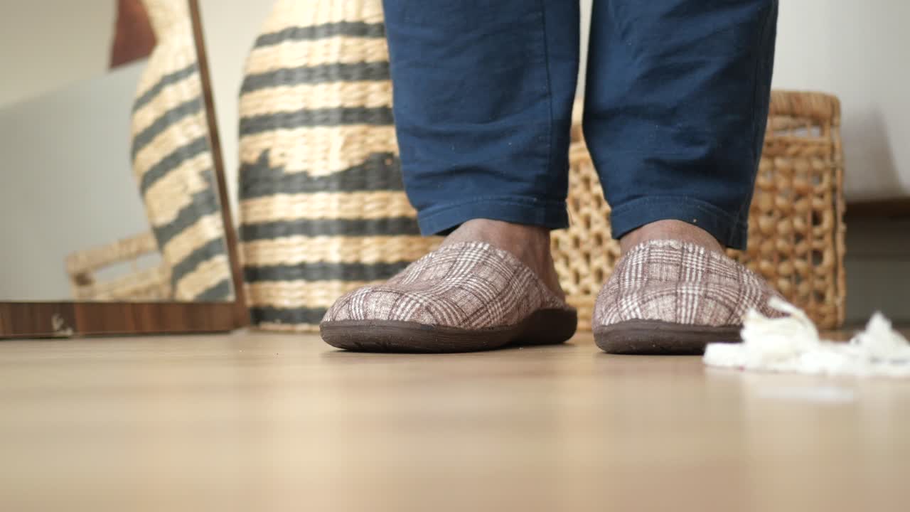 나무 바닥 에 슬리퍼 를 입은 사람