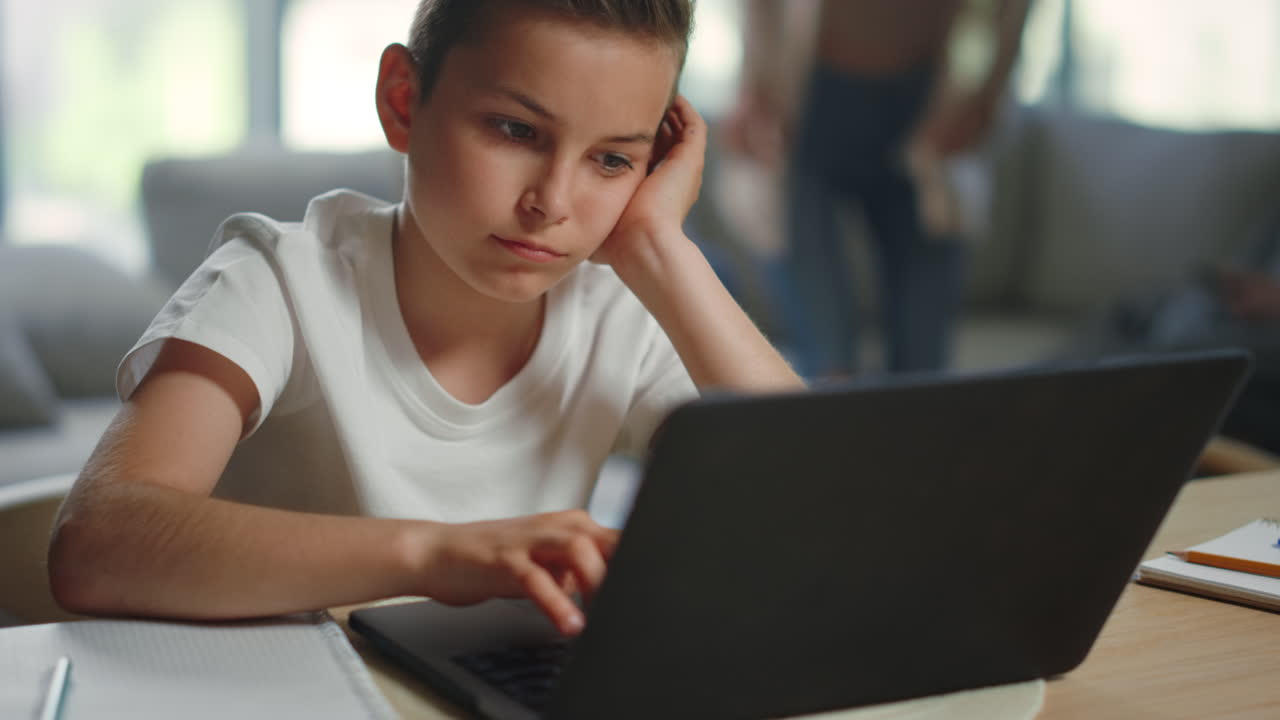 грустный ребенок учится удаленно дома