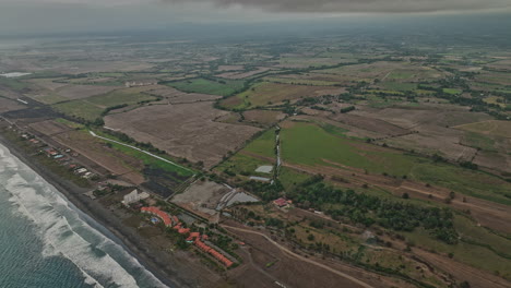 Palo-Grande-Panama-Antena-V7-Vista-De-Pájaro-De-Gran-ángulo-Sobrevuelo-De-La-Costa-Del-Pacífico-Capturando-La-Playa-Costera-Y-El-Paisaje-Del-Terreno-Con-Tierras-De-Cultivo-Fértiles-En-Un-Día-Tormentoso---Filmado-Con-Mavic-3-Cine---Abril-De-2022