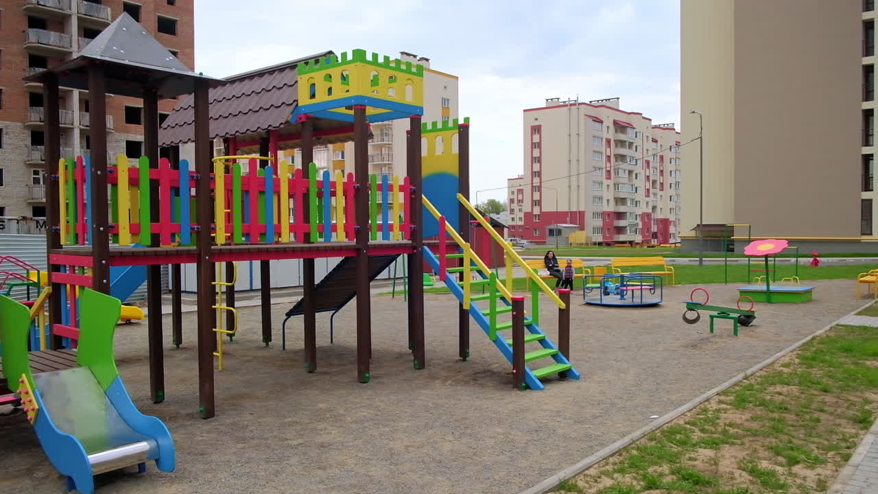 patio de recreo colorido en un parque de la ciudad