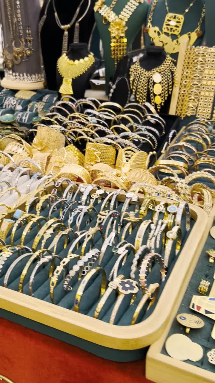 Collezione di gioielli in oro e argento sfarzosi esposta in un mercato