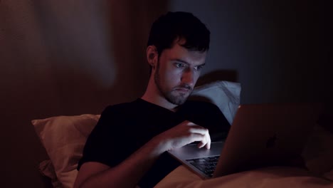 Mann-Mit-Laptop-Im-Bett,-Online-Internet-In-Der-Nacht,-Web-Browsing-Videos-Bis-Spät-In-Die-Nacht-Auf-Notebook-Vor-Dem-Schlafengehen