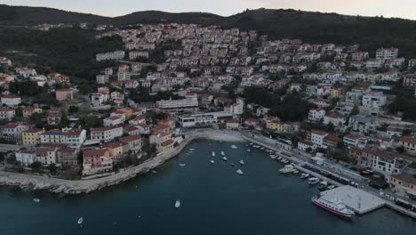 Hermoso-Atardecer-Antena-De-Barcos-Atracando-En-La-Bahía-De-Kvarner,-Rabac,-Istria,-Croacia