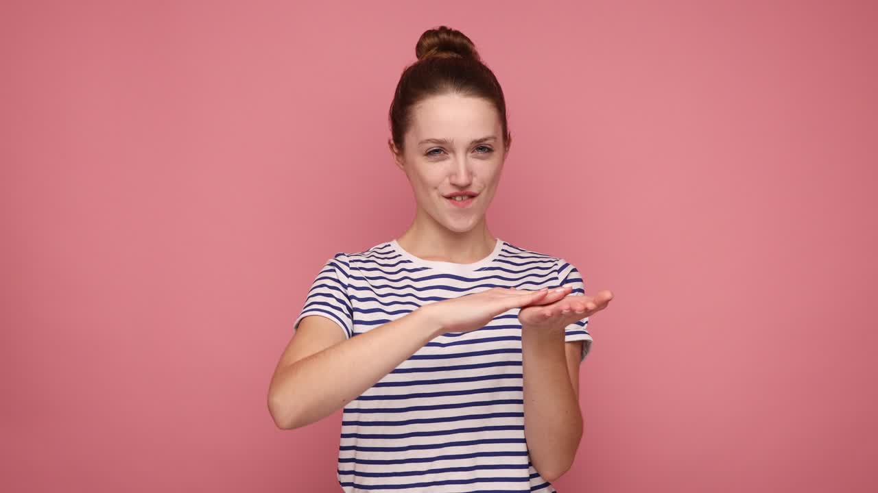 mujer mirando a la cámara con dinero o gesto italiano con la mano, imagina que está lanzando billetes.