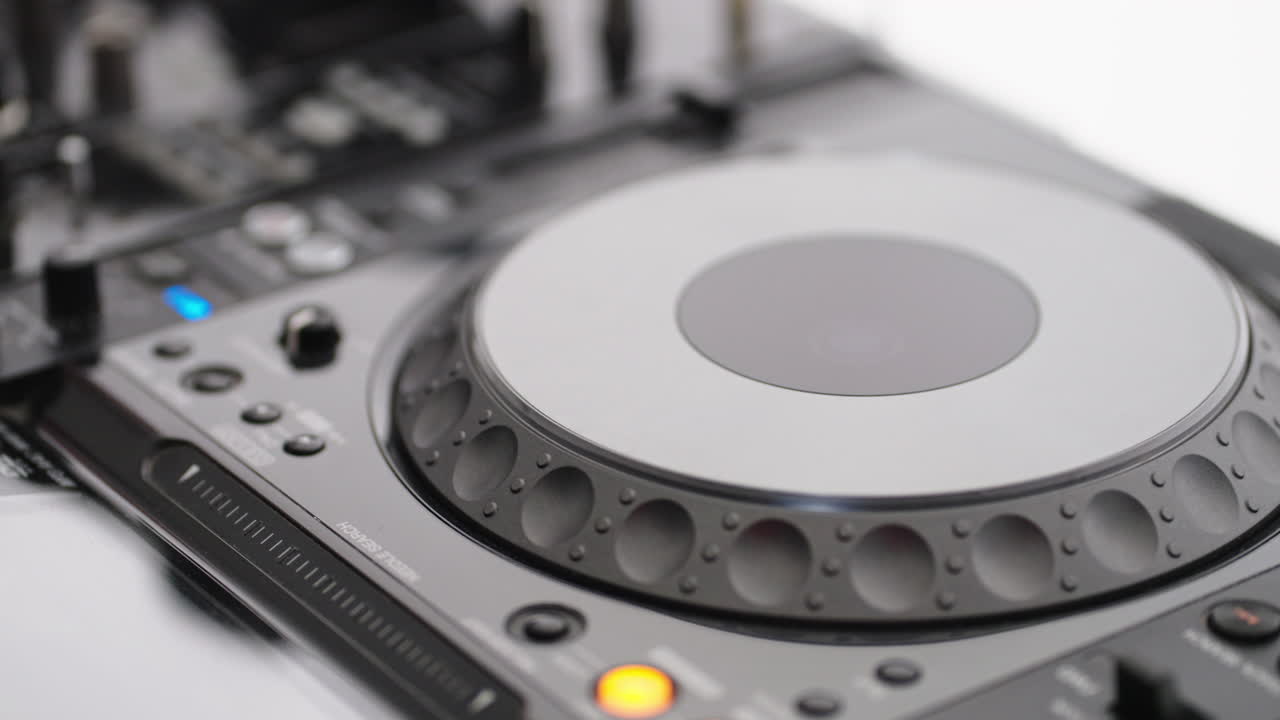 tomas en primer plano de un mezclador de dj y auriculares