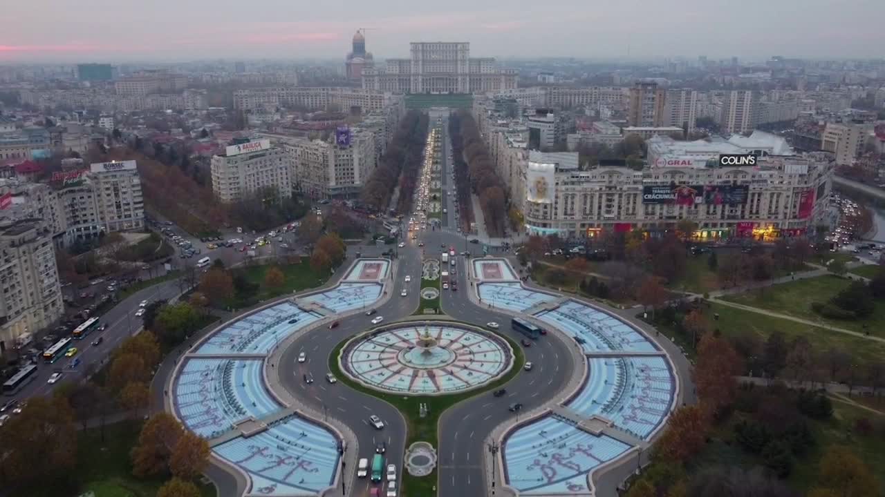 una vista panorámica aérea del bulevardul unirii, una importante avenida en bucarest con el parlamento rumano en el fondo - rumania