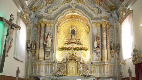 altar de la iglesia barroca ornamentado con estatuas, acentos de oro y decoración floral