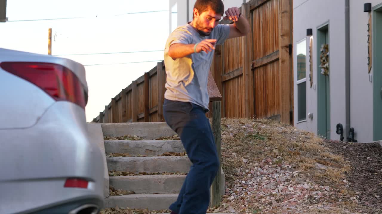 hombre se desliza por una barandilla de madera en su patineta