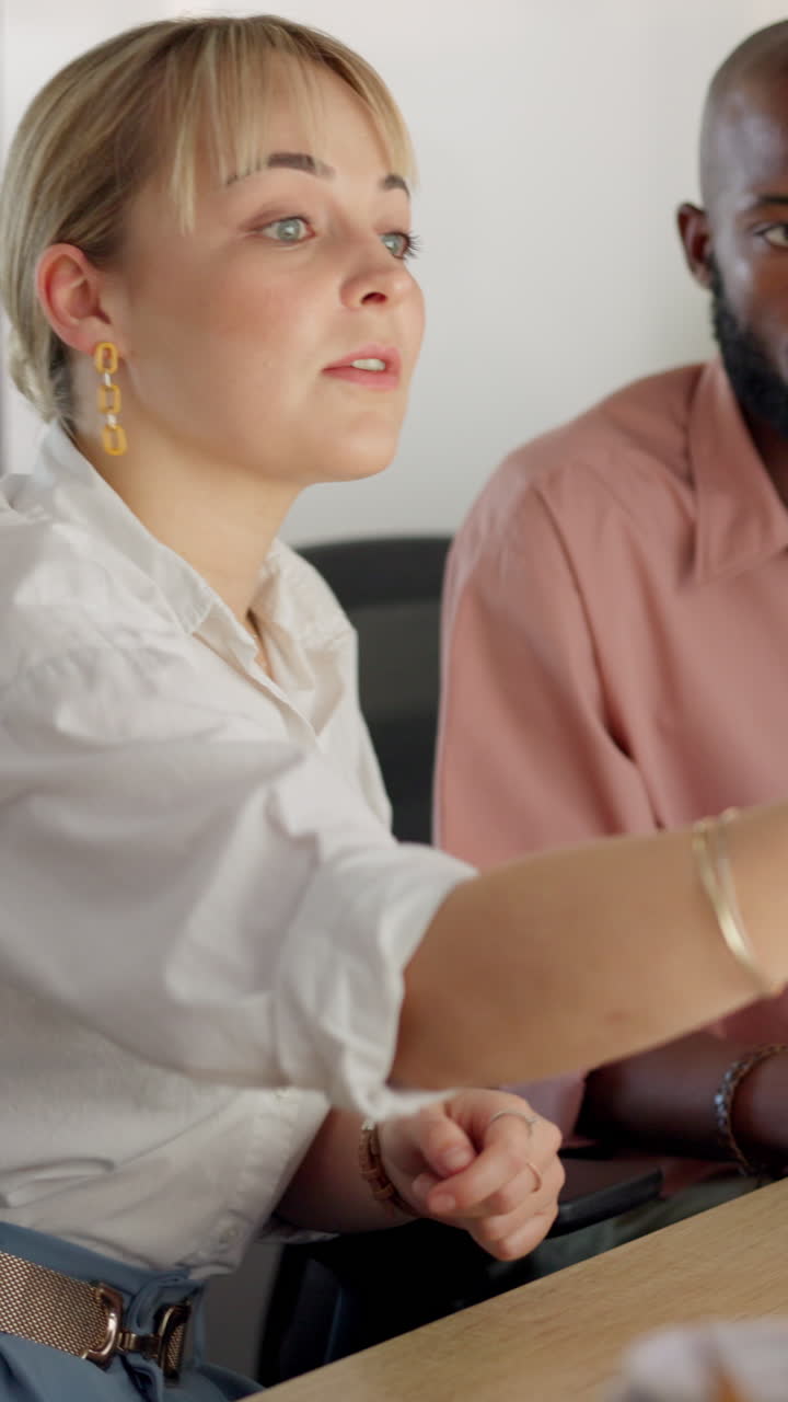 Femme d'affaires parlant et gesticulant lors d'une réunion avec un collègue