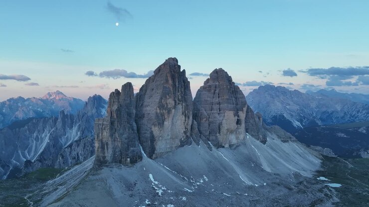 Ripresa con drone a movimento lento delle famose Tre Cime nelle Dolomiti