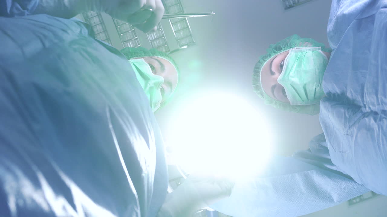 병원에서 함께 수술을 하는 여성들