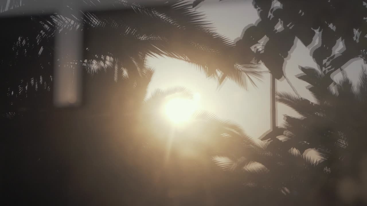 отражение яркого солнечного света в стеклянном окне