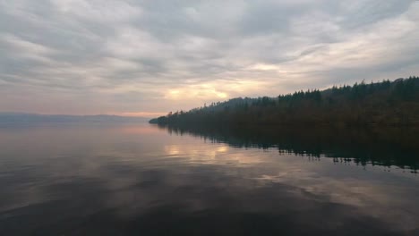 Neblige-Szene-über-Dem-Lake-Windermere-Im-Englischen-Lake-District-Nationalpark