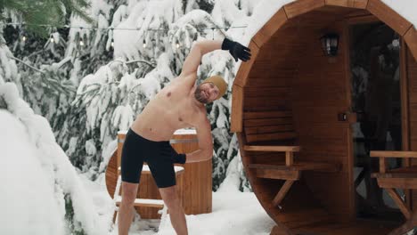 hombre caucásico calentándose antes del invierno nadar en barril