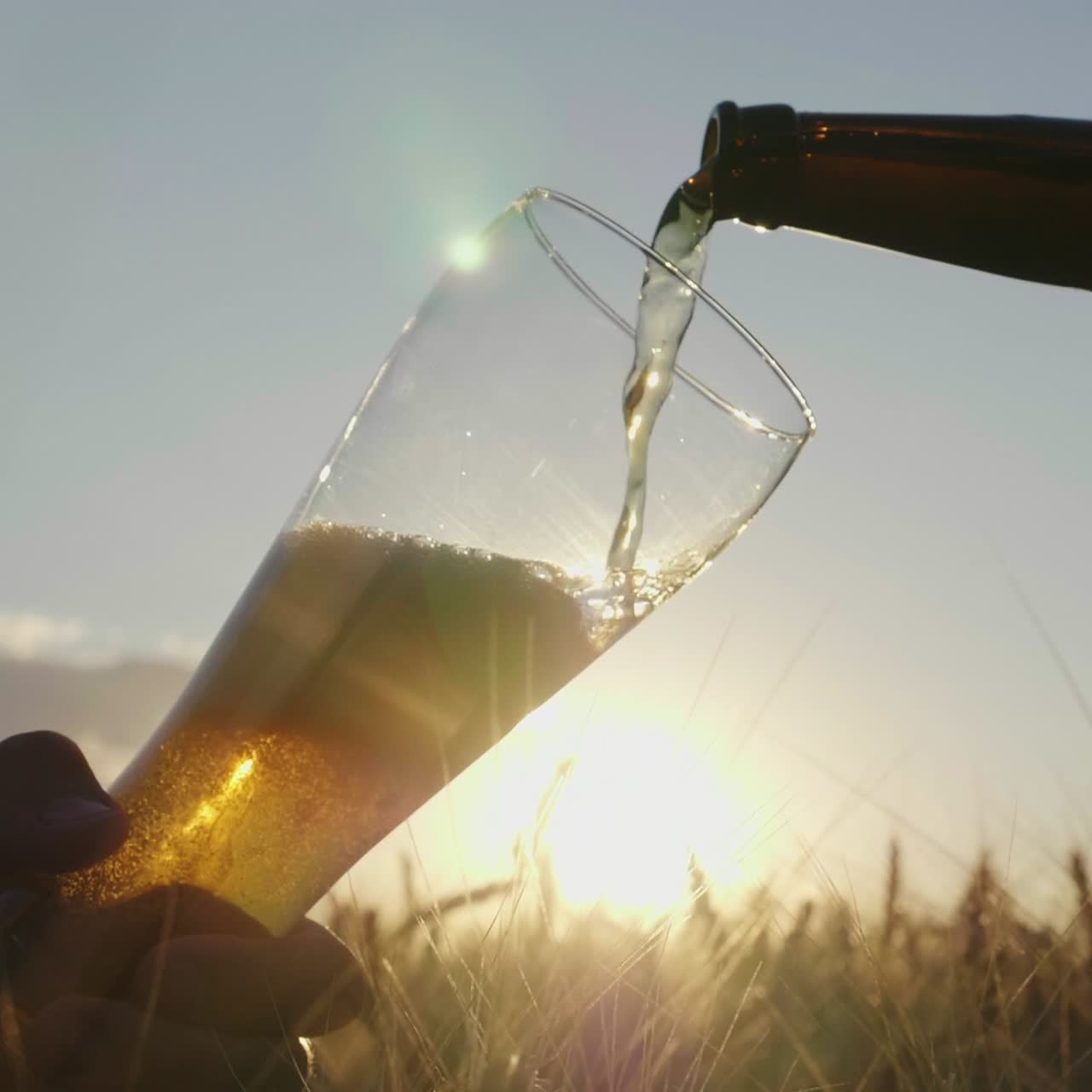 vierta la cerveza fría en el vaso de la botella.