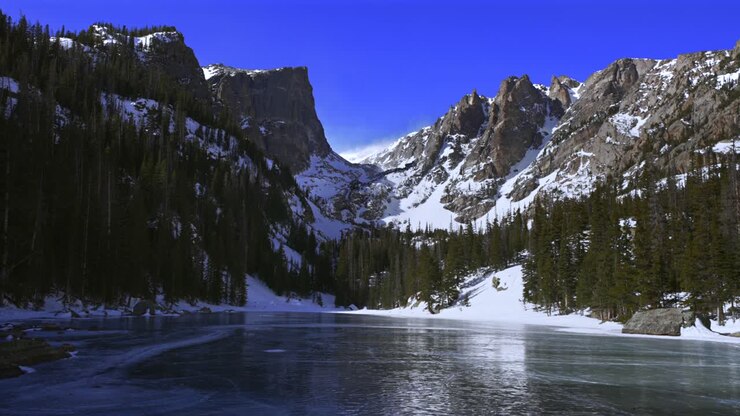 Dream Lake, Parco Nazionale delle Montagne Rocciose RMNP Colorado, inverno, alta montagna, ghiaccio congelato, mattina soleggiata, cielo azzurro, ventoso, Ghiacciaio Tyndall, Picco Hallett, Montagne Flattop, paesaggio, Emerald Lake, sentiero Bear Lake