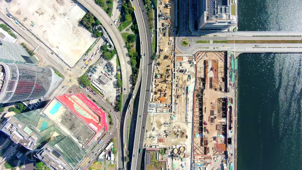 área urbana de kowloon en el centro de hong kong, vista aérea de arriba hacia abajo con tráfico y rascacielos de la ciudad