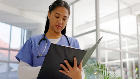 Krankenschwester,-Frau-Und-Lesen-Von-Dokumenten-Für-Das-Gesundheitswesen