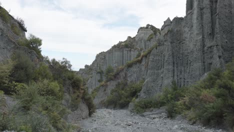 vista de los pináculos de putangirua en nueva zelanda