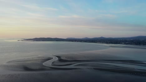 Bahía-De-Dublín,-Marzo-De-2020,-El-Dron-Empuja-Gradualmente-A-Través-De-La-Playa-Durante-La-Marea-Baja-Temprano-En-La-Mañana