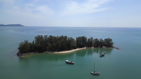 Caluroso-Día-De-Verano-Playa-Y-Barcos-De-La-Isla-Seratosa