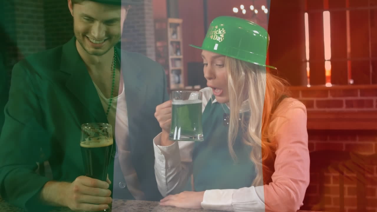 personas bebiendo cervezas en un pub para el día de san patricio