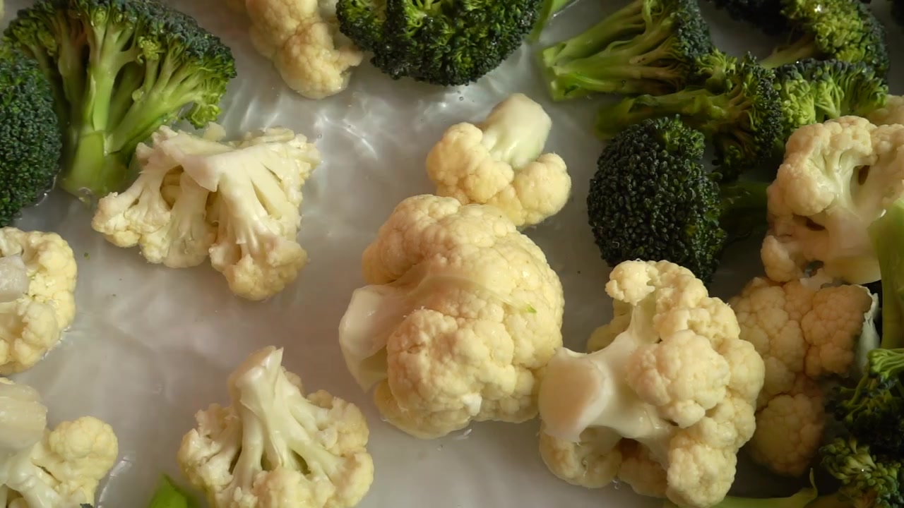 Broccoli e cavolfiore maturi. Slow motion