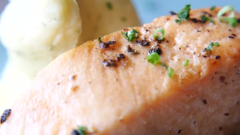 salmón a la parrilla con puré de patatas