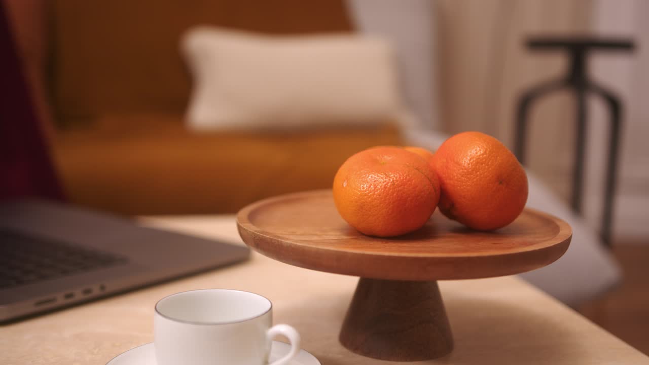 mujer con un vestido de seda roja caminando en la sala de estar