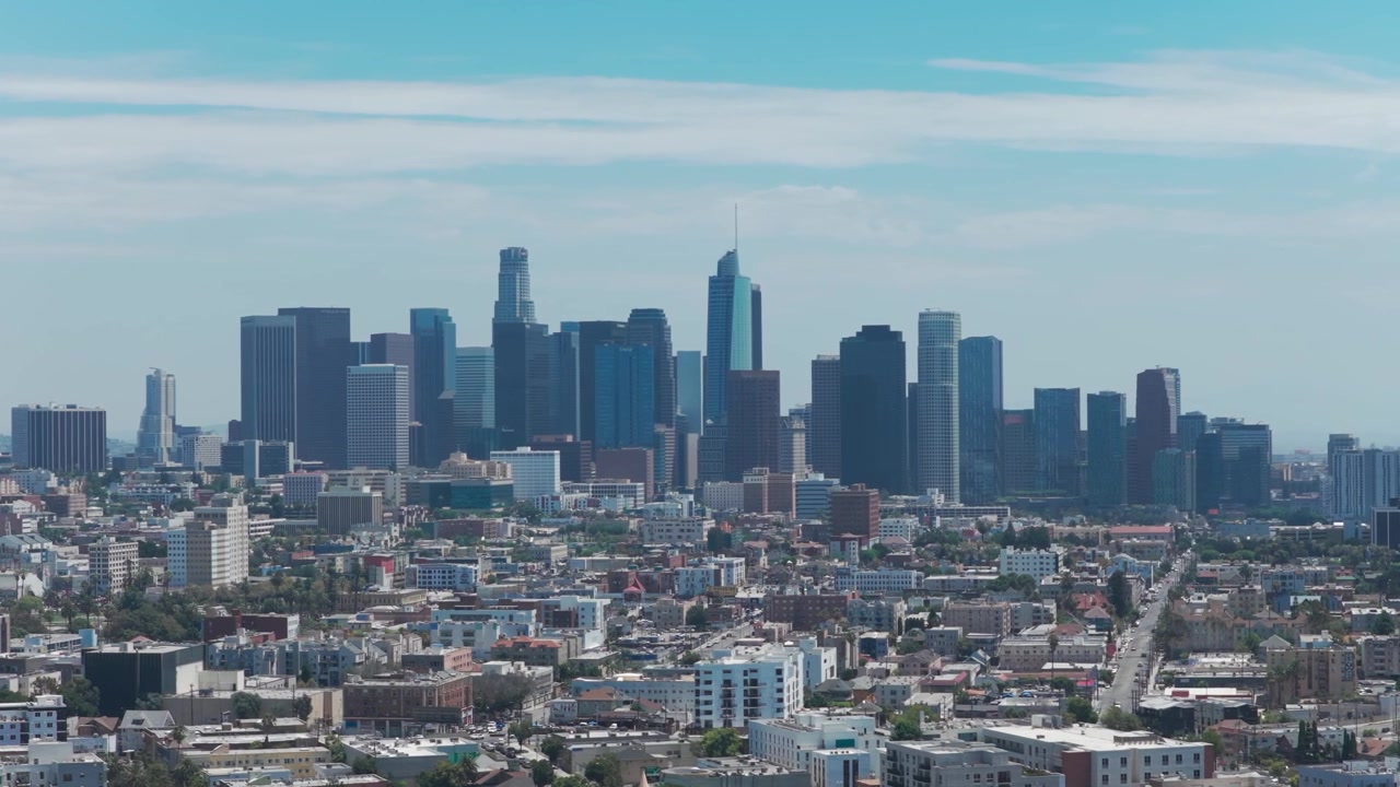Ripresa aerea con teleobiettivo e carrello dello skyline del centro da Koreatown a Los Angeles, California. 4K.