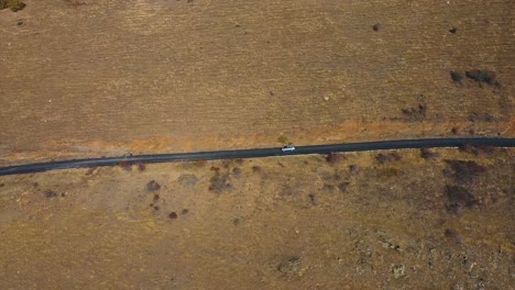 conducción de automóviles en una carretera rural abierta disparada por un dron