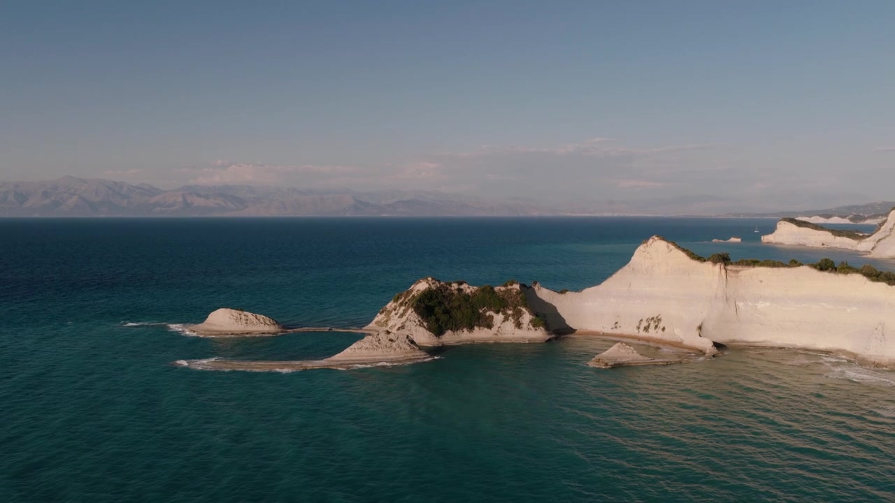 Vista aerea dei faraglioni e delle scogliere di Capo Drastis, Corfù, Grecia