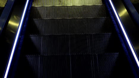 movimiento en la escalera mecánica.