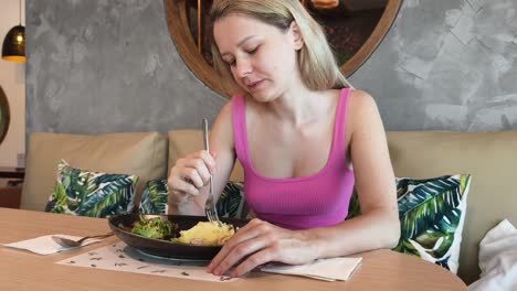 woman eating lunch in a cafe