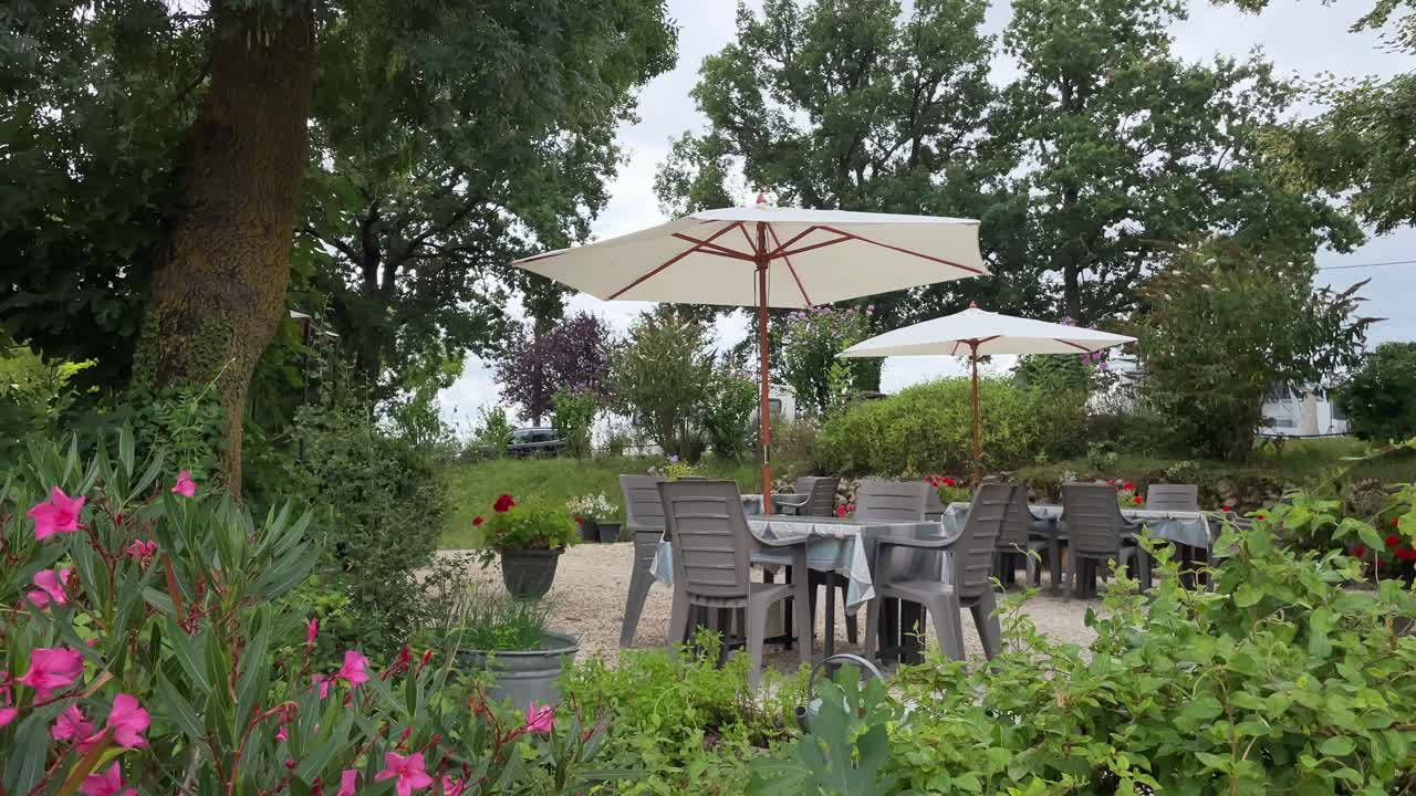 un área al aire libre de un restaurante familiar de campo en el sur de francia