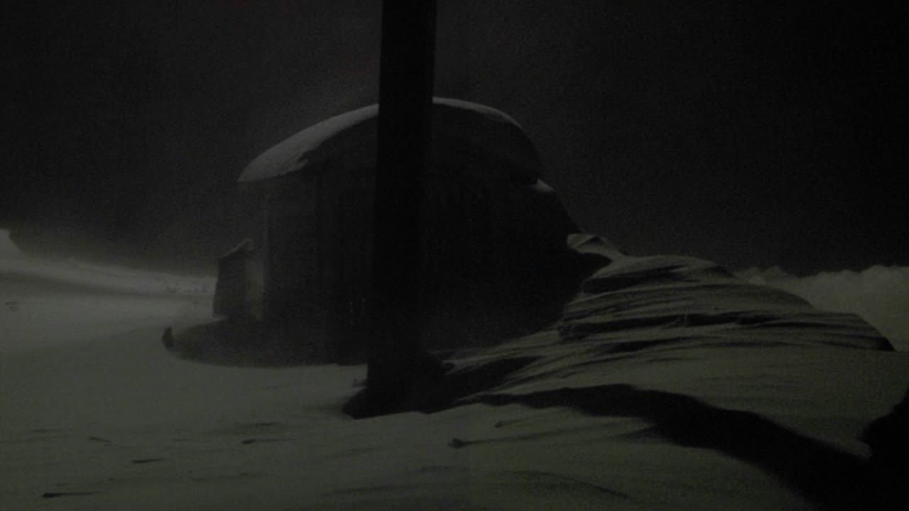 классический снимок хижины во время сильной метели или снежной бури ночью