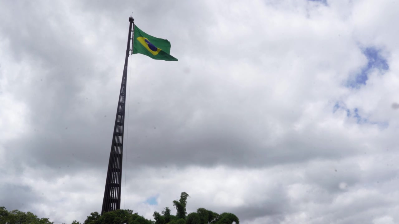 flagge brasiliens in brasilien auf dem platz der drei mächte