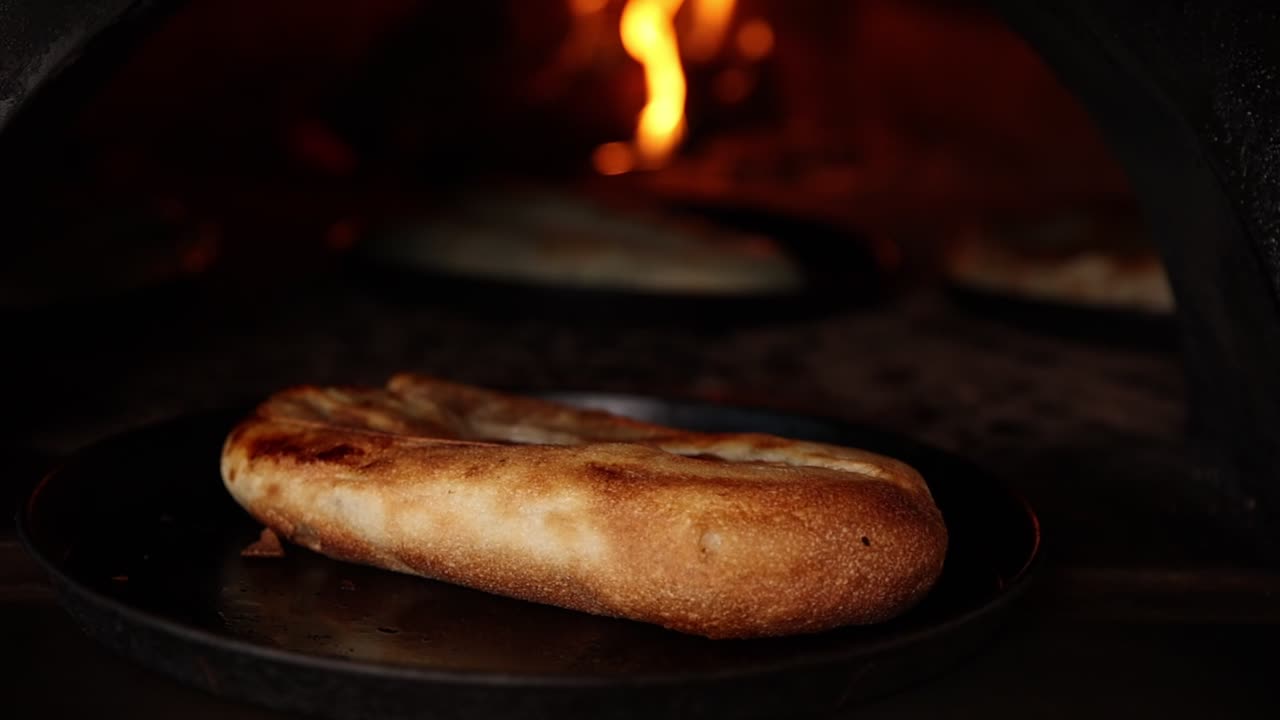 伝統的な薪窯で焼かれる焼きたてのパン