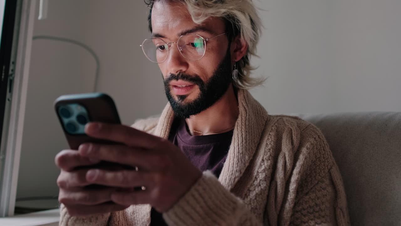 Ung mand eller homoseksuel slapper af derhjemme