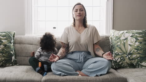 madre e hijo meditando juntos