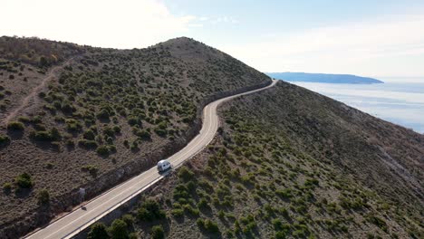 autocaravana conduciendo a lo largo de la isla de cres hermoso paisaje