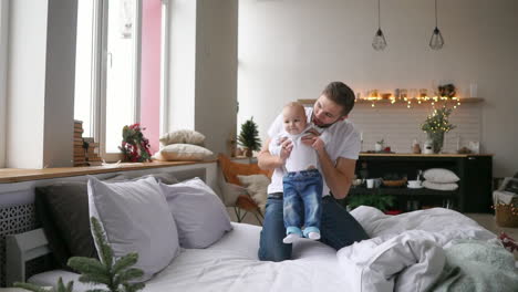 Papá-Y-Su-Lindo-Y-Encantador-Niño-Jugando-Alegremente-En-Una-Habitación-Luminosa