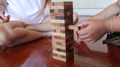 los jugadores se turnan para quitar los bloques hasta que la torre cae.