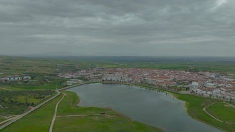 Toma-Perfecta-De-Un-Estanque-Y-Un-Pueblo