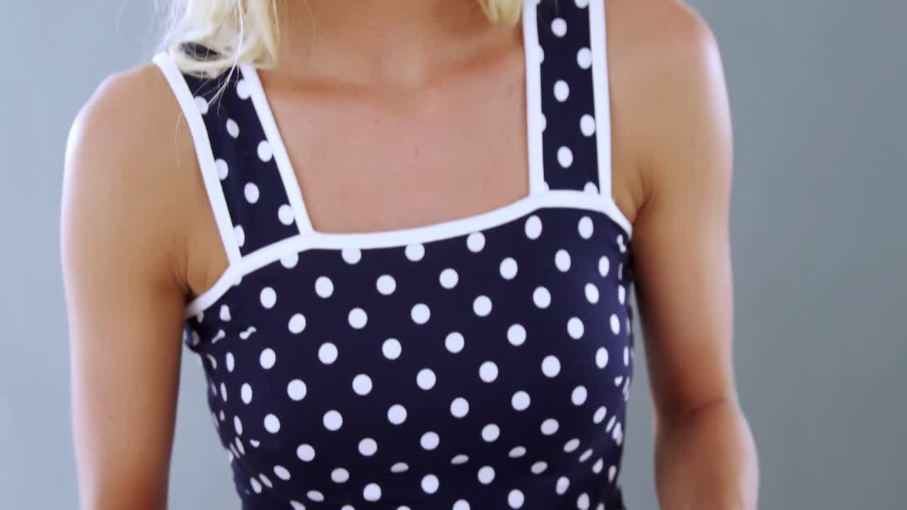 오렌지  ⁇ 질을 벗기는 아름다운 여성